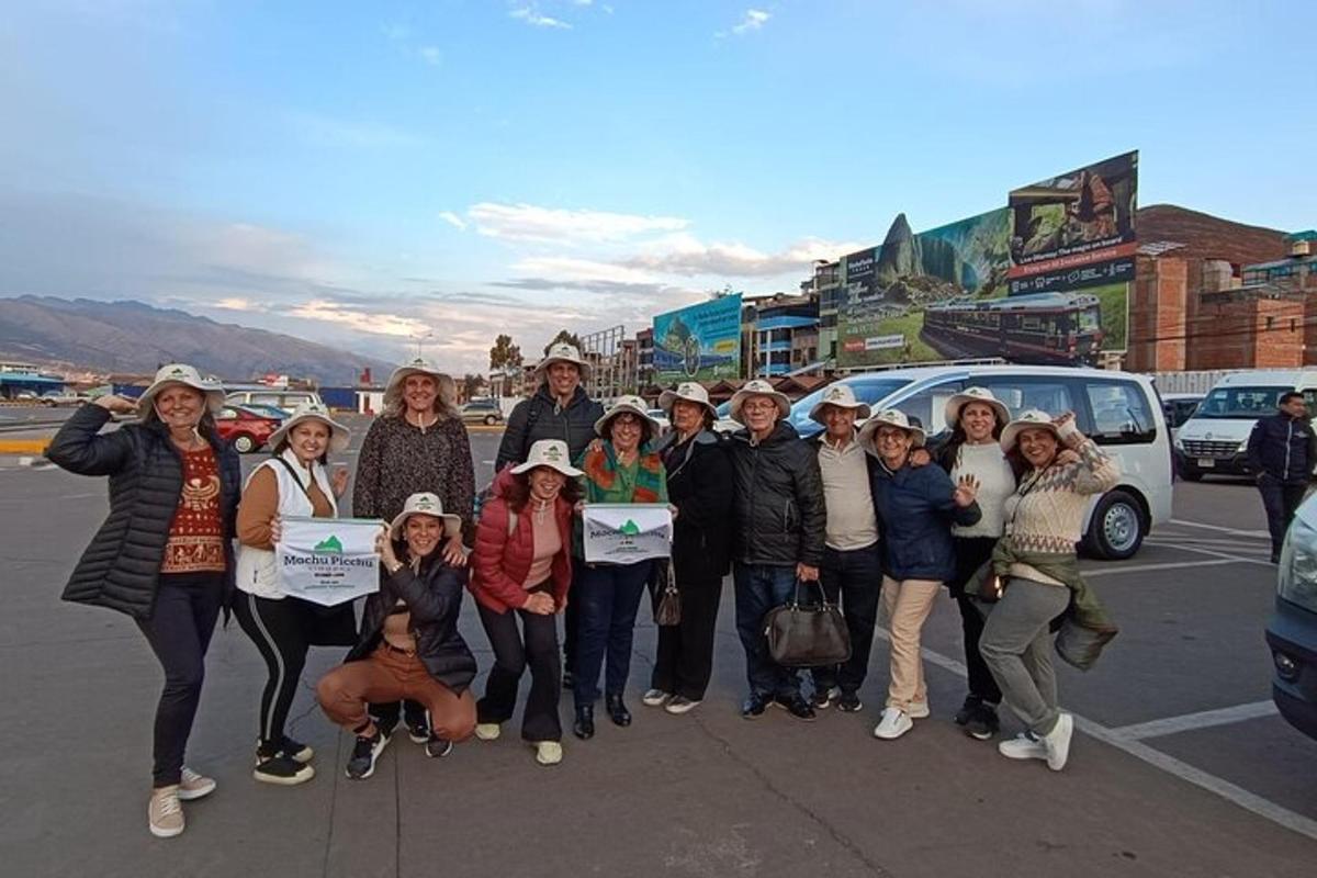 Un grupo de personas posando para una foto en un estacionamiento.