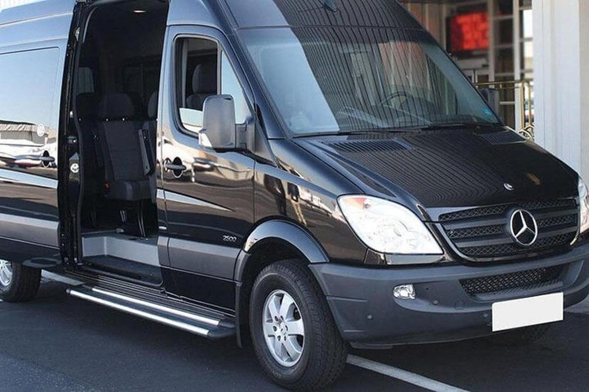 駐車場に駐車された黒いトラック