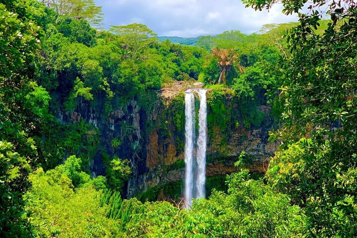 air terjun di tengah-tengah hutan
