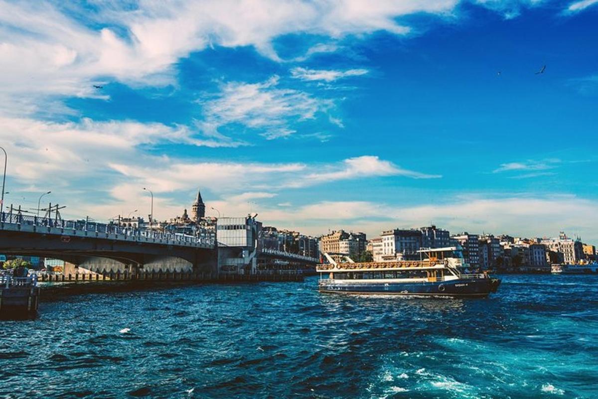 ein Boot im Wasser neben einer Brücke