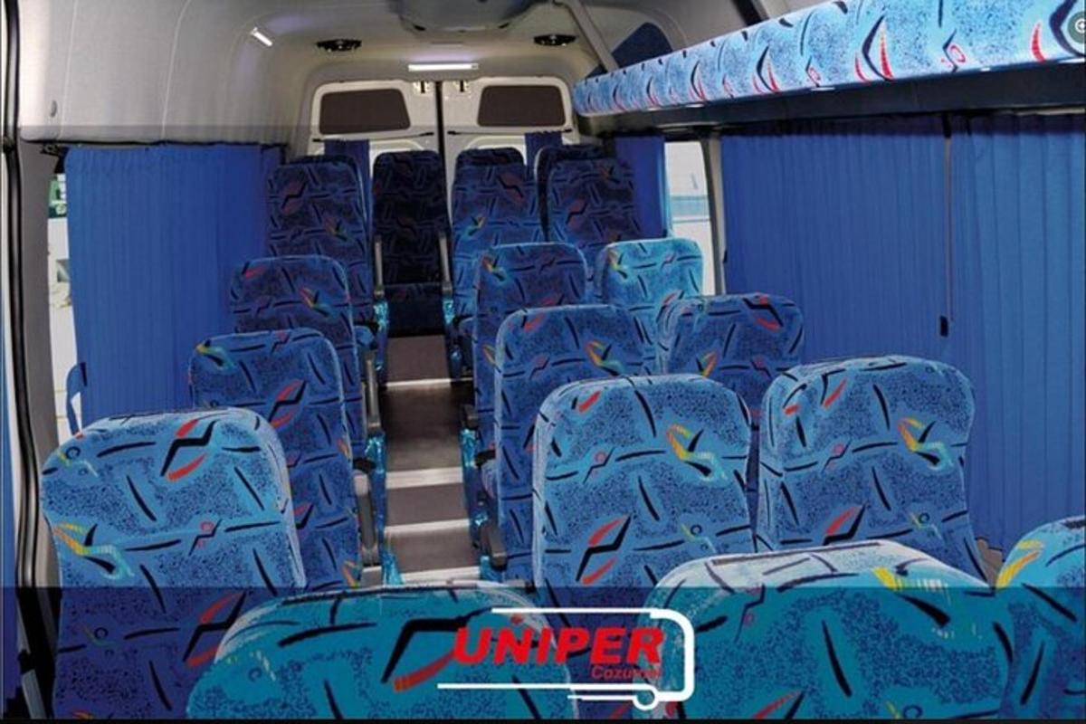 skupina modrých sedadel v autobuse