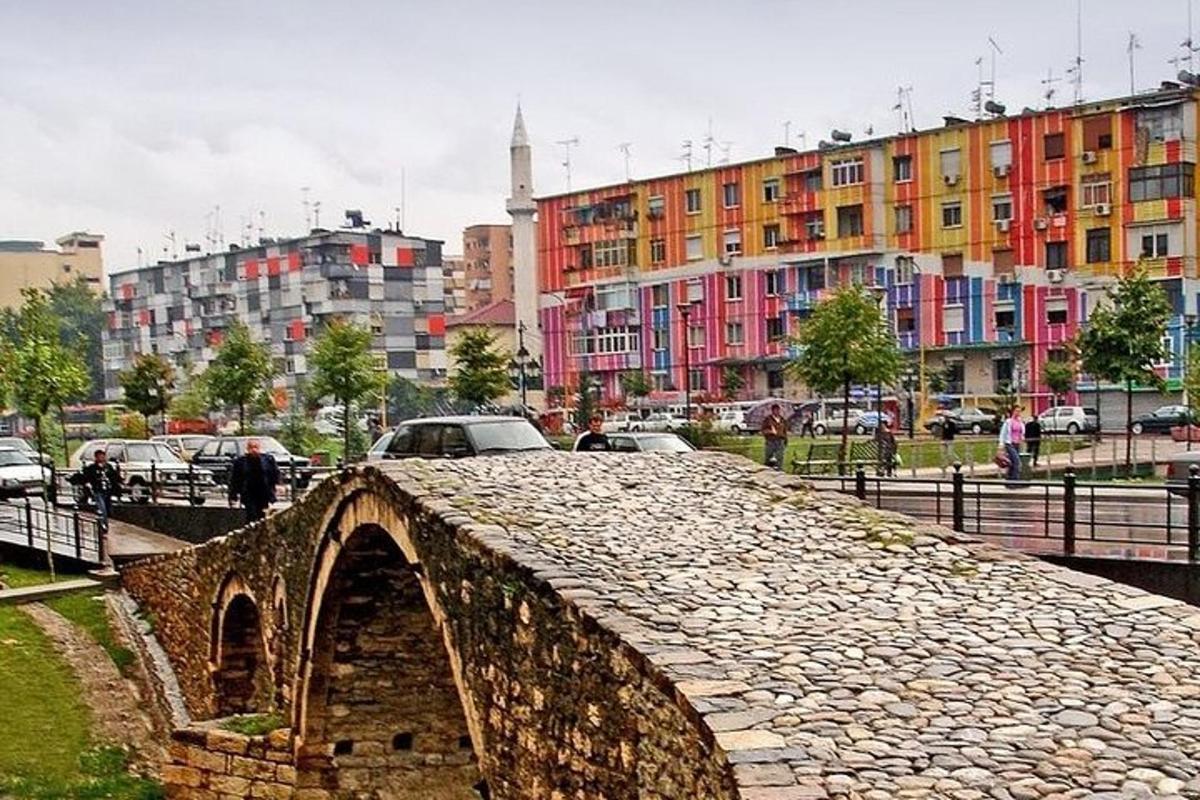 eine Steinbrücke in einer Stadt mit Gebäuden