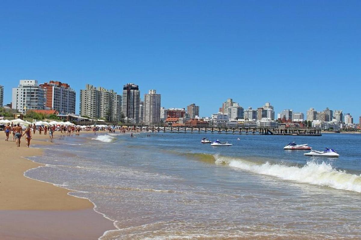 plaža z ljudmi in čolni v vodi