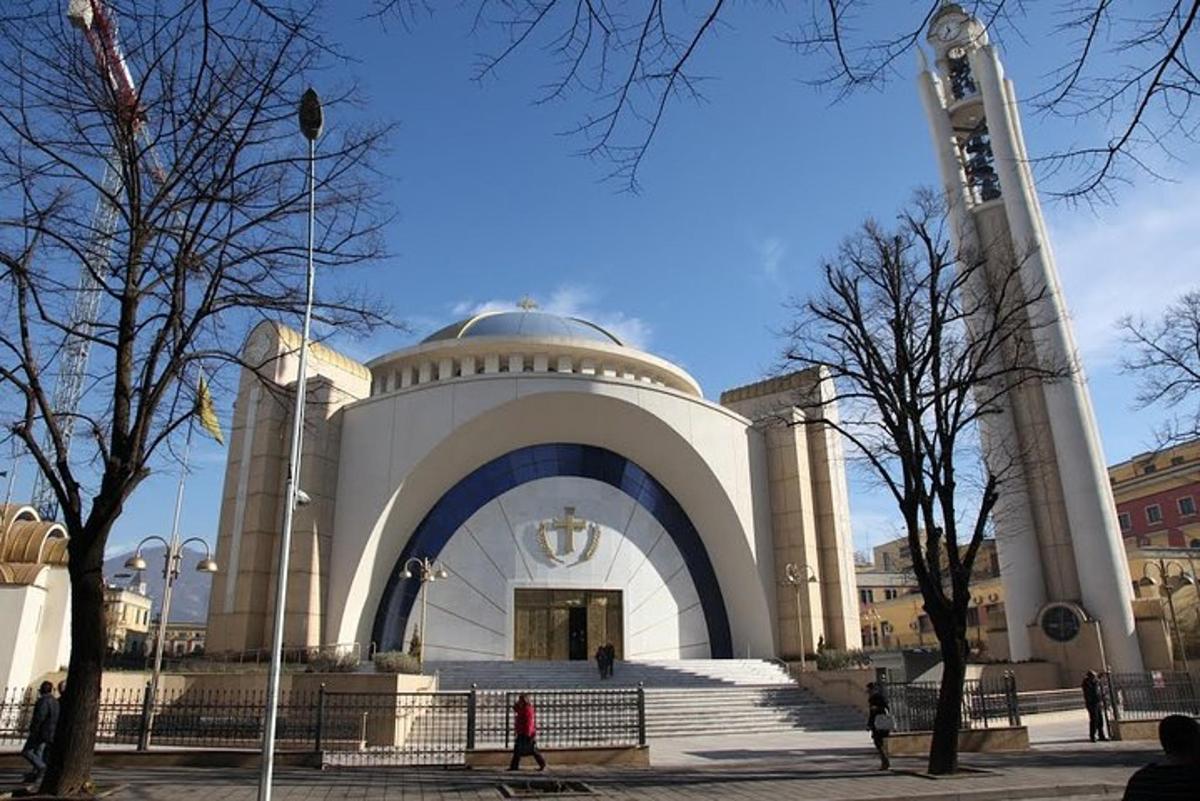 un gran edifici amb una cúpula al davant