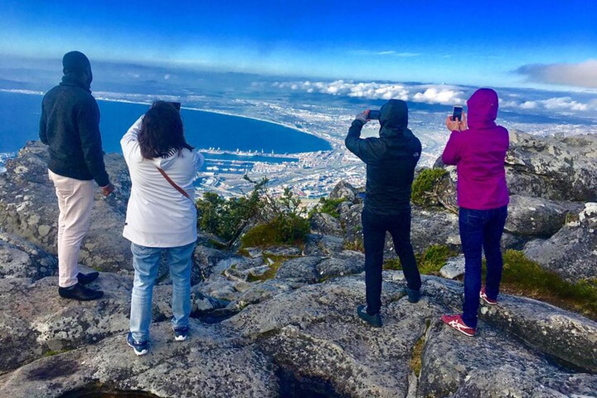 isang grupo ng mga tao na nakatayo sa tuktok ng isang bundok