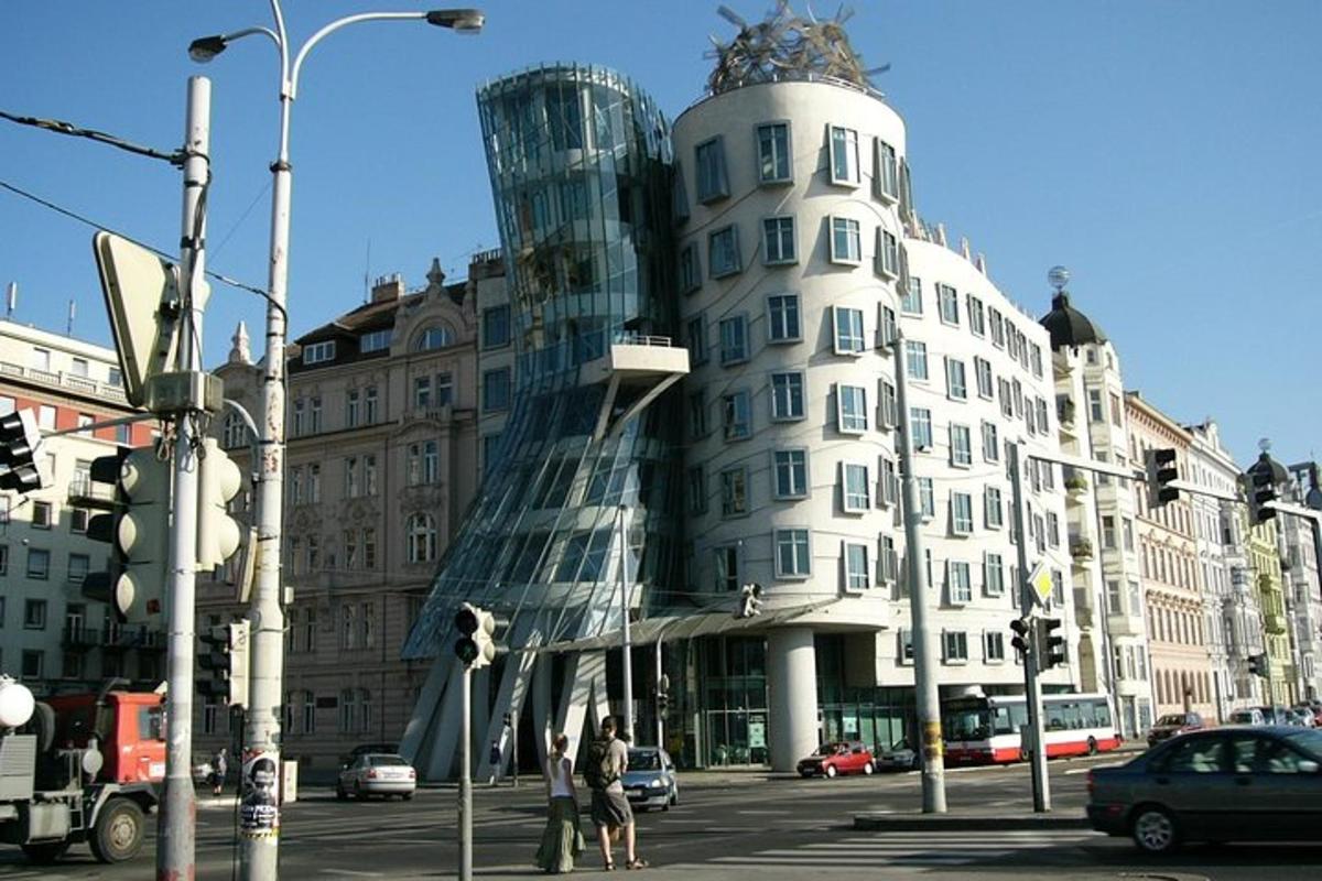 un edificio con una cupola di vetro in mezzo a una strada