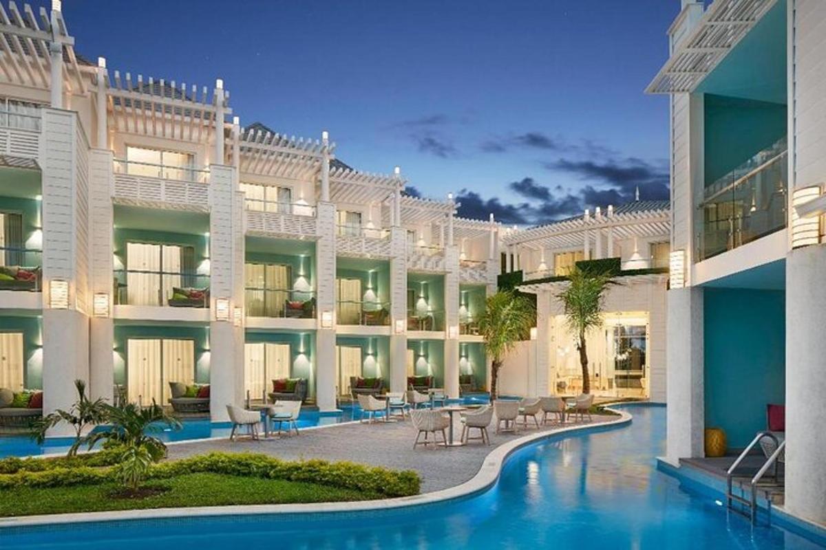 una vista esterna di un resort con piscina