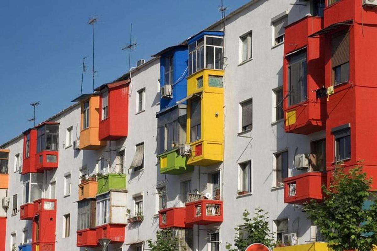 o clădire cu balcoane colorate pe lateral