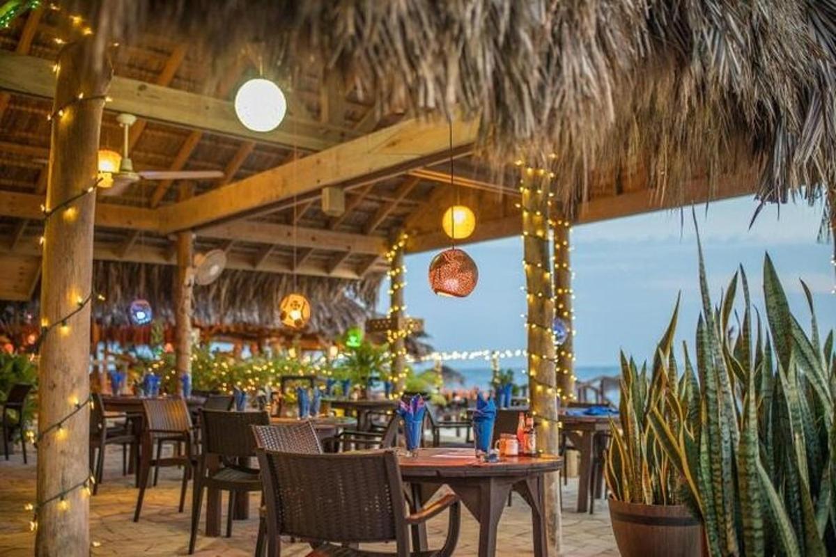 un ristorante con tavoli e sedie e un bar
