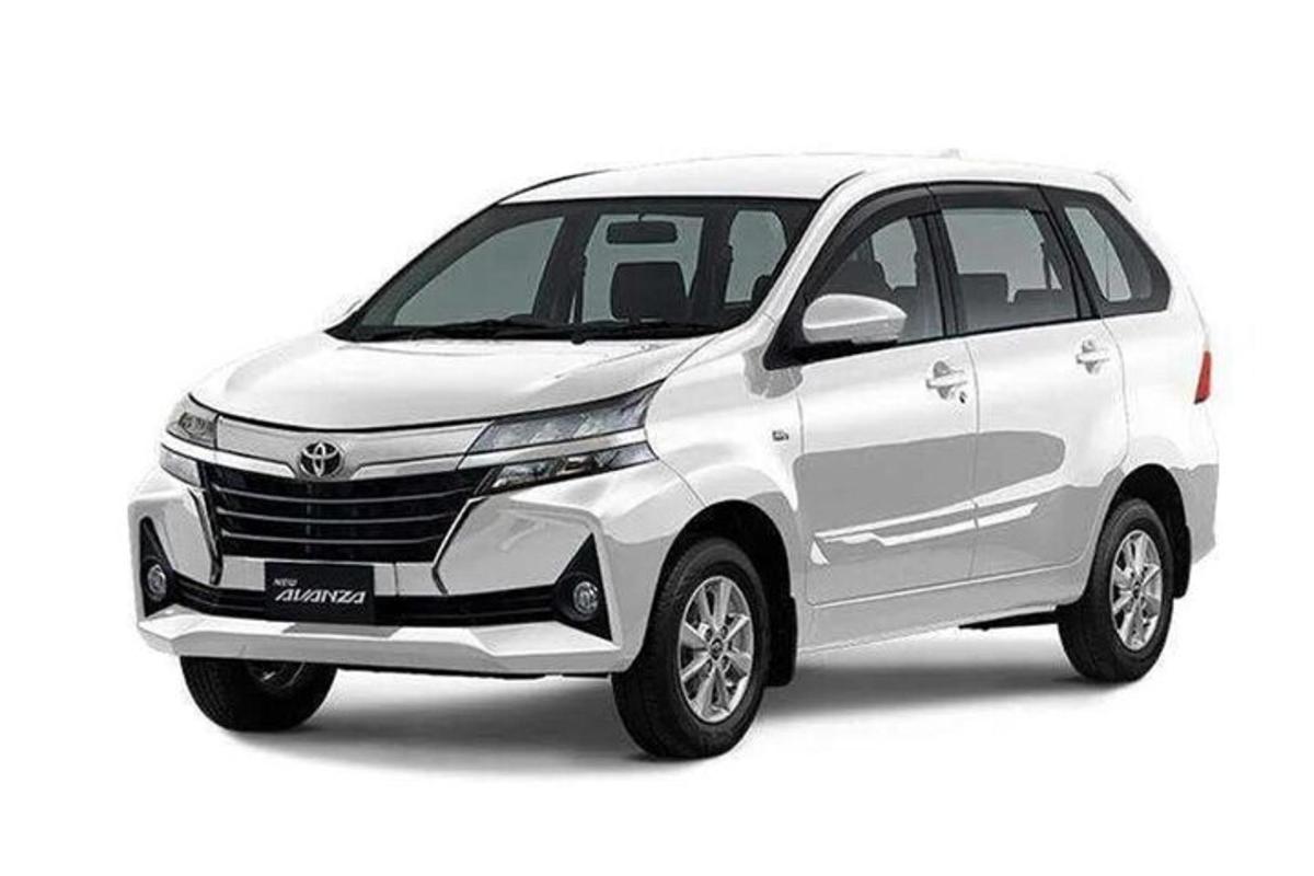 egy fehér Toyota Fortuner autó fehér alapon