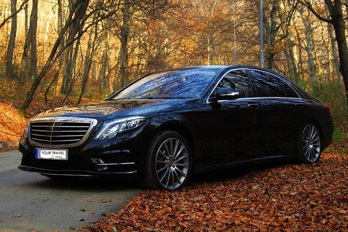 černé auto zaparkované na kraji silnice