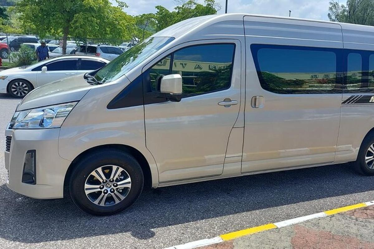 bílá dodávka zaparkovaná na parkovišti
