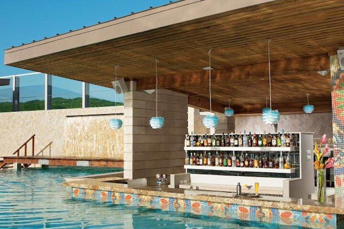 Una representación de un bar junto a una piscina.