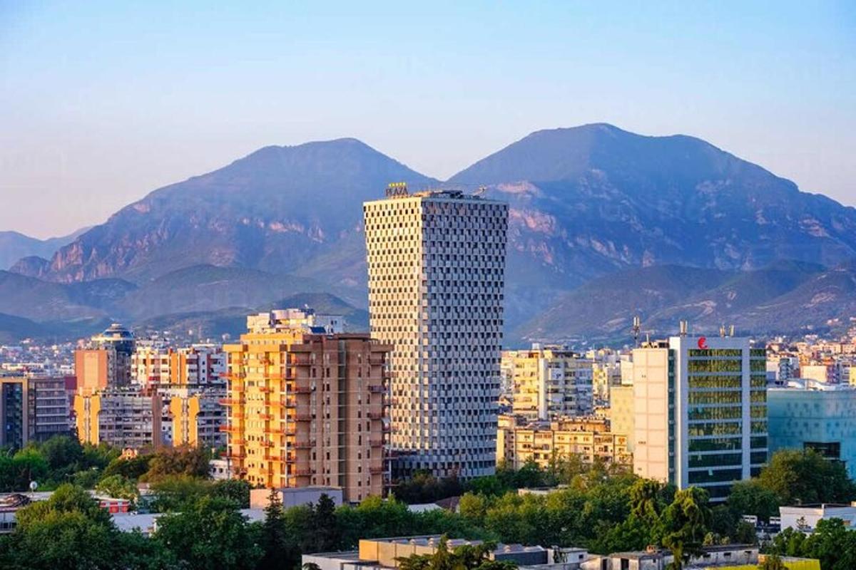 un oraș cu clădiri și munți în fundal