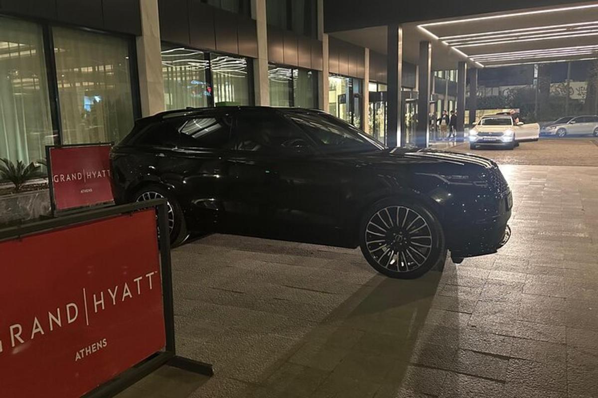 černé auto zaparkované uvnitř budovy
