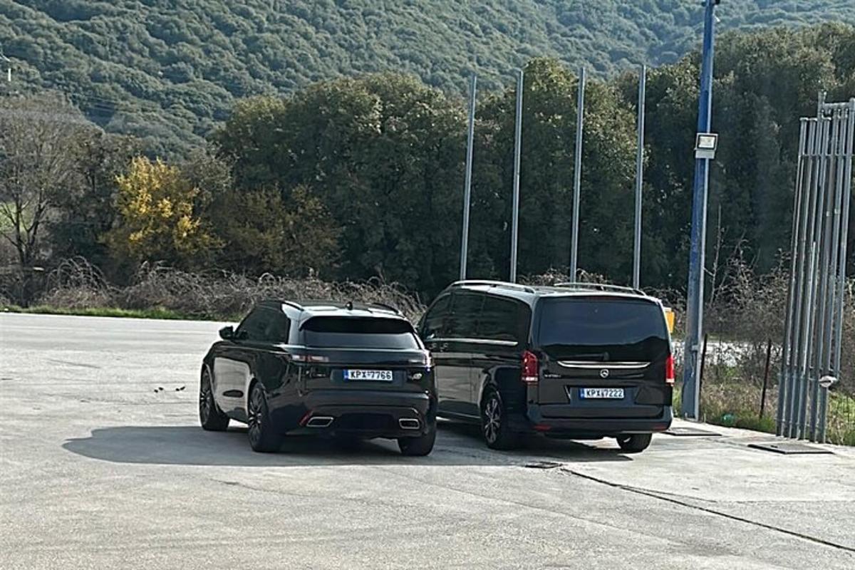 два грузовика припаркованы рядом друг с другом на парковке