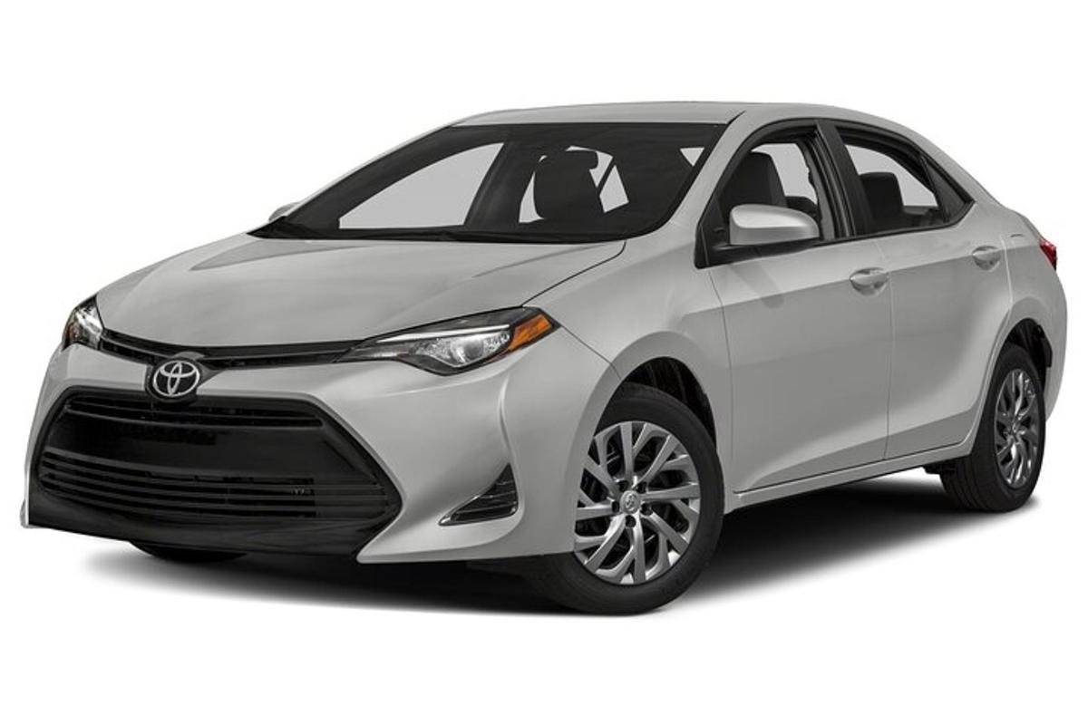 en hvit Toyota Corolla hybrid parkert