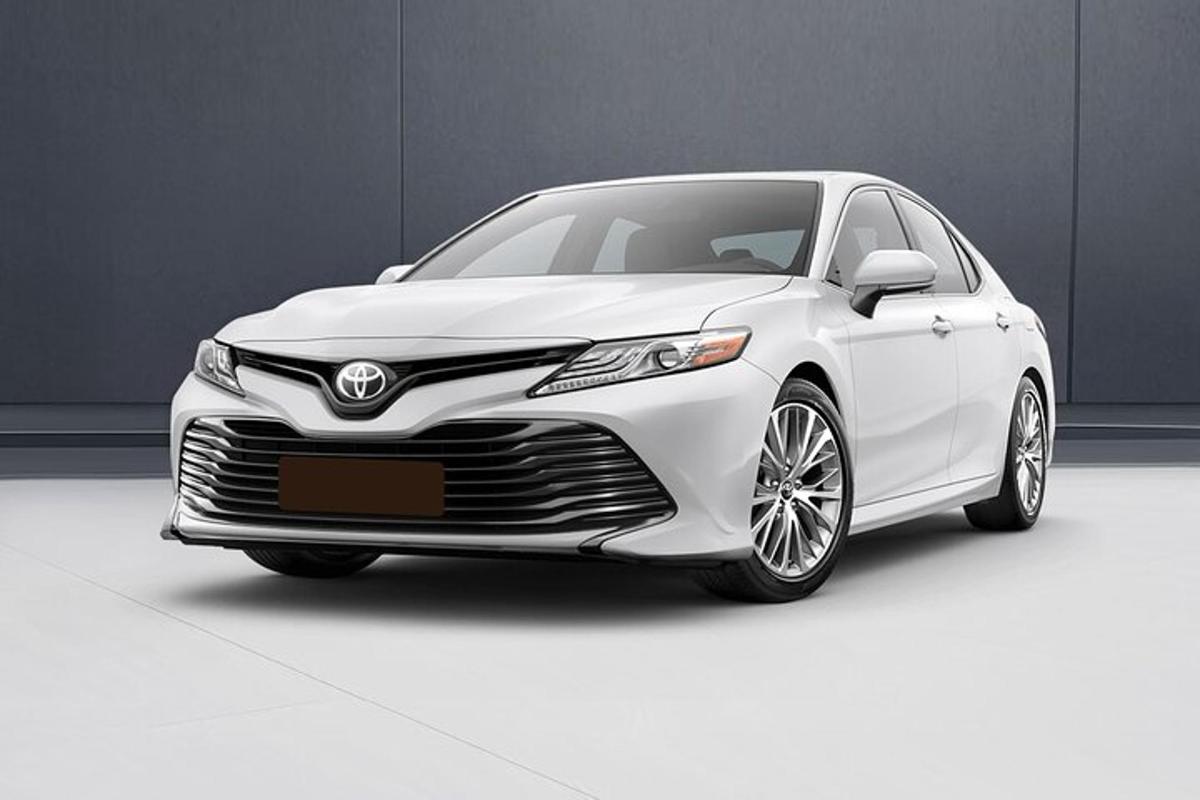 en hvit Toyota Camry parkert i en garasje