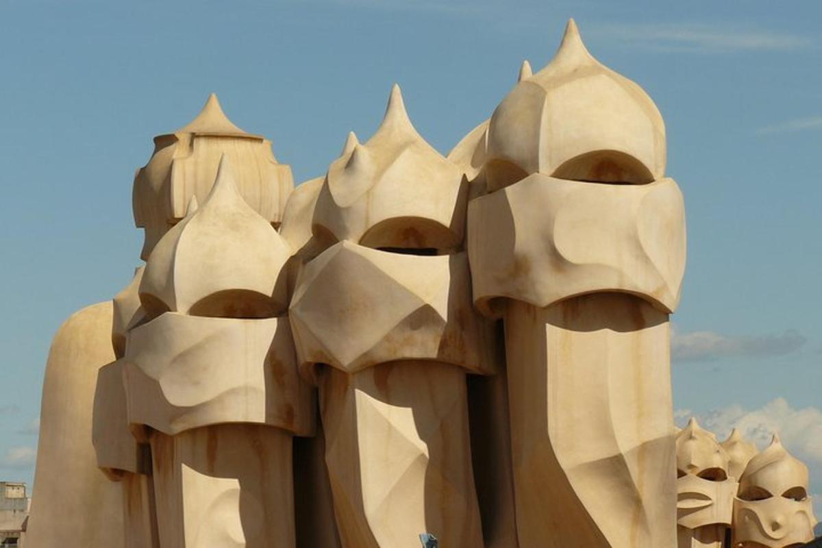 una escultura d'un edifici amb cúpules