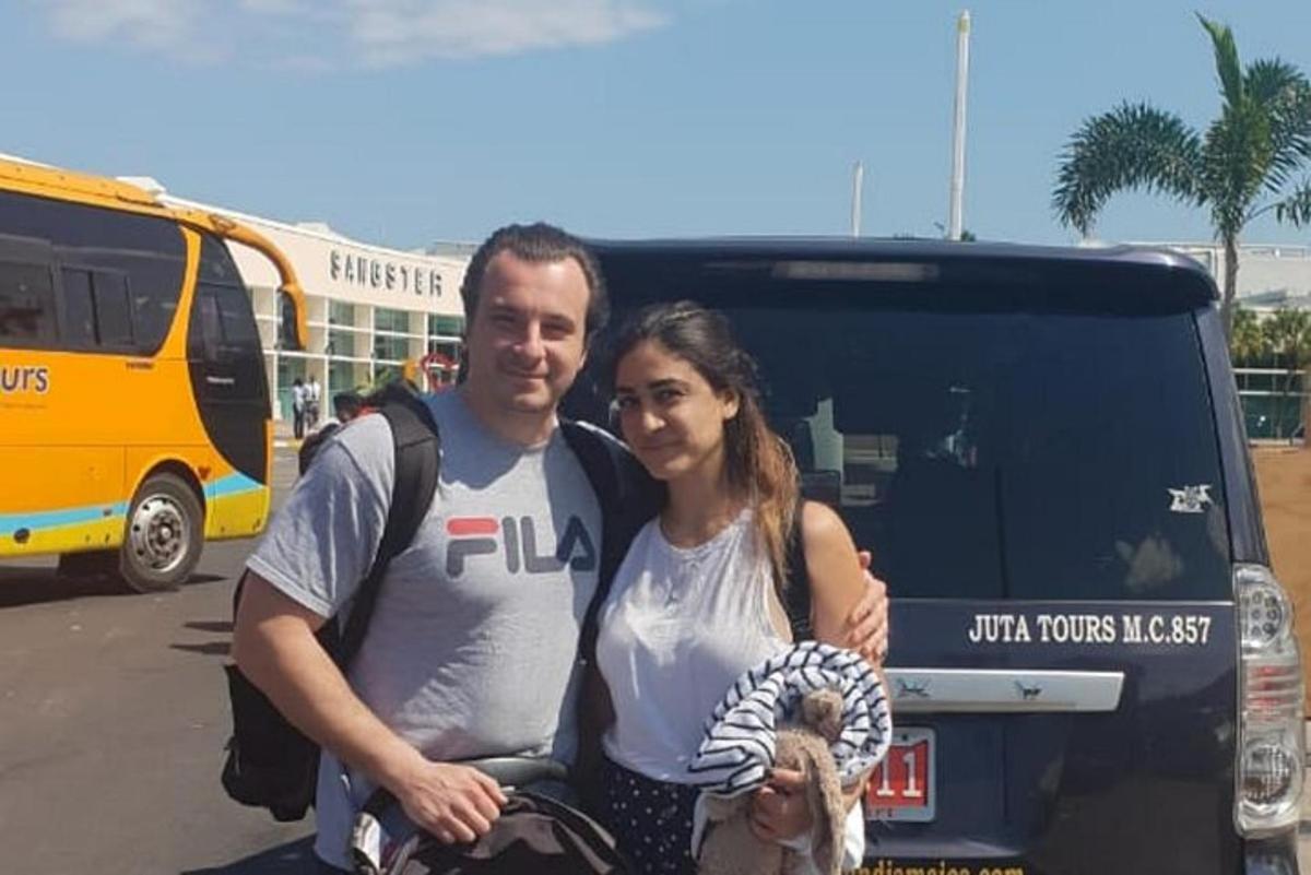 un bărbat și o femeie stând în fața unei dube