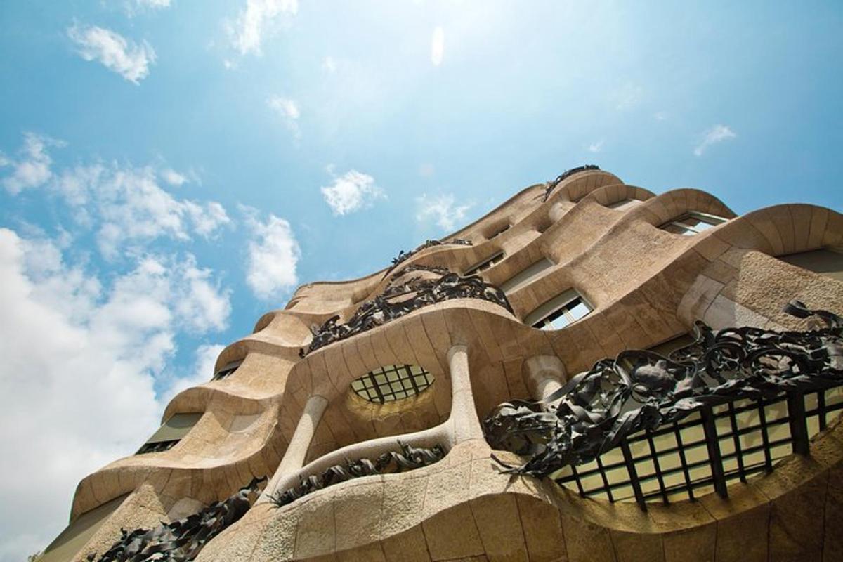 un edifici alt amb el cel al fons