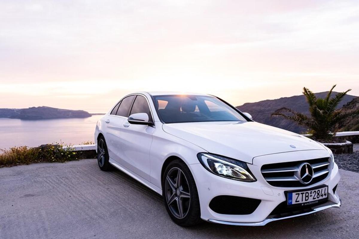 um carro Mercedes Benz branco estacionado em uma estrada
