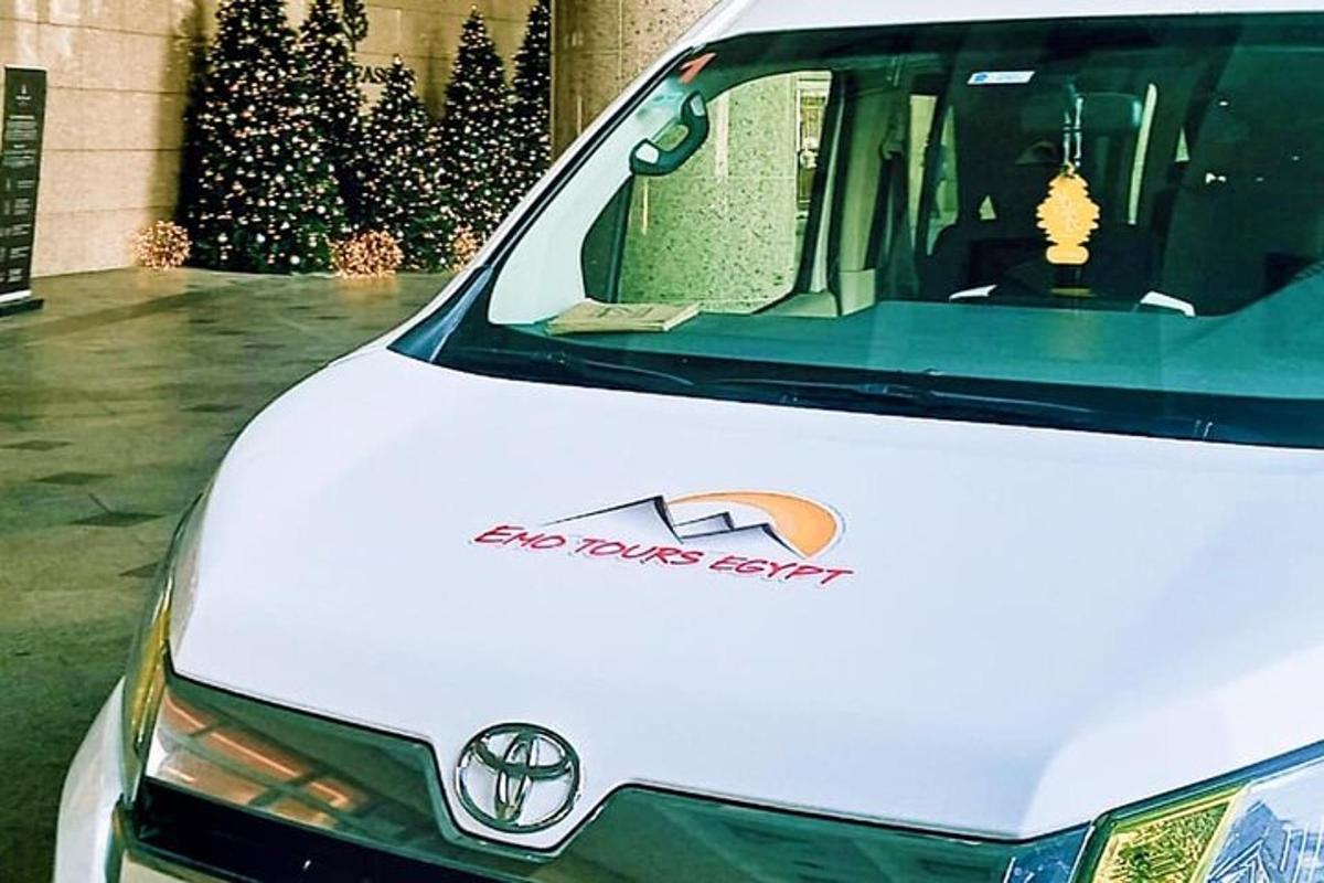 un cotxe blanc amb el logotip d'Acedes Benz a la part davantera