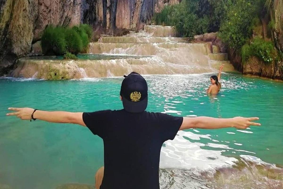 seorang lelaki berdiri di hadapan sebuah badan air