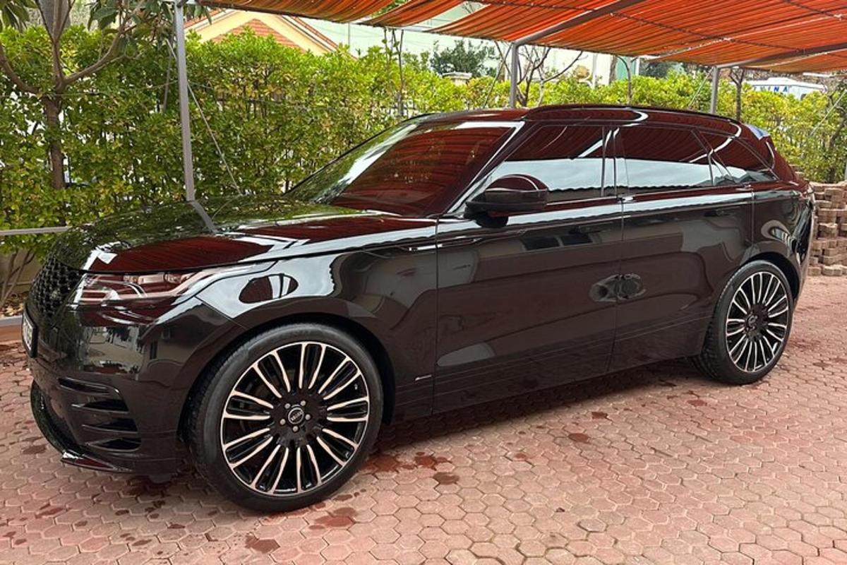 černé auto zaparkované pod stanem