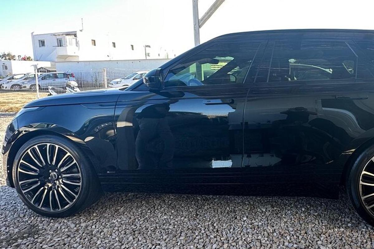 černé auto zaparkované na parkovišti