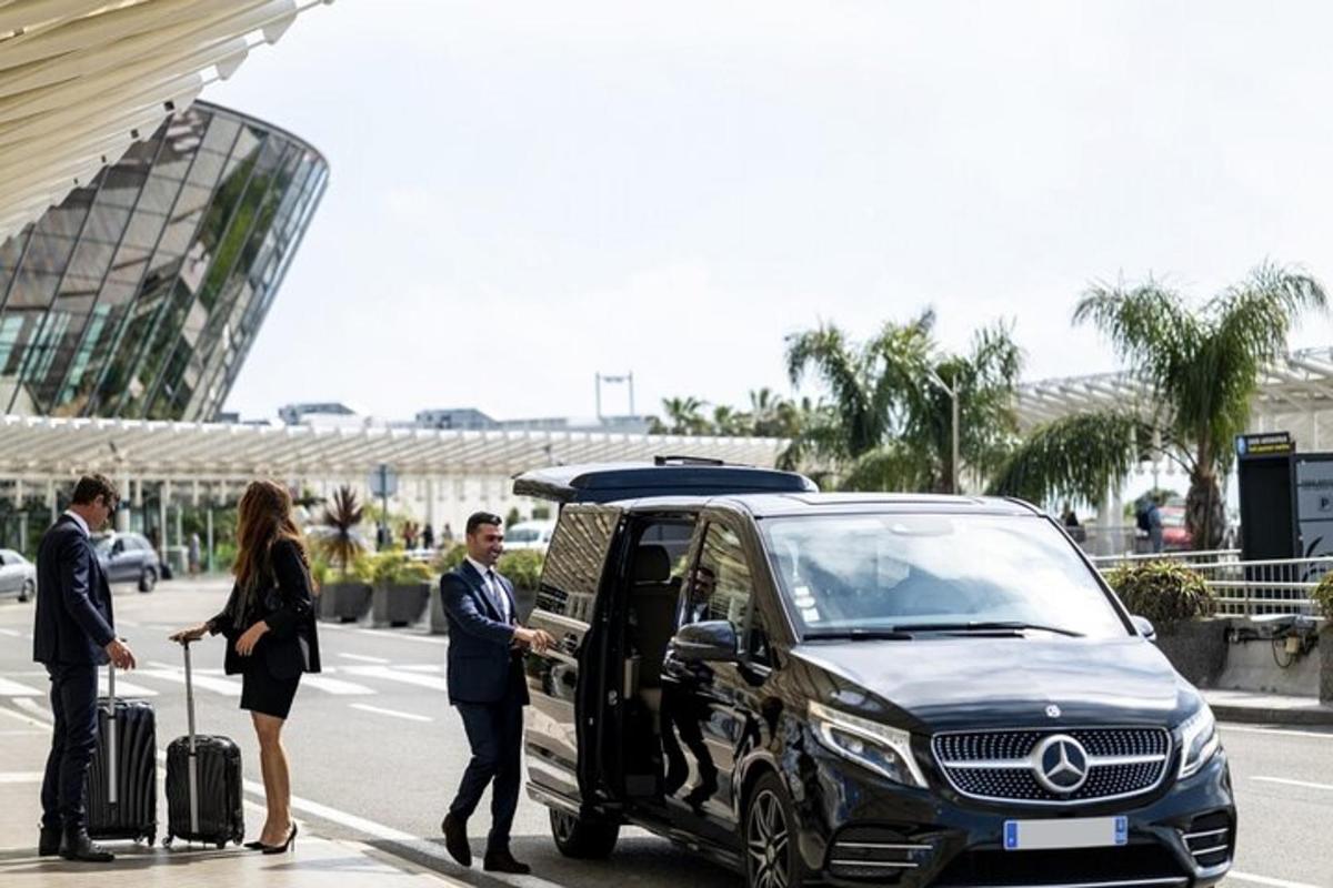 isang grupo ng mga tao na nakatayo sa tabi ng acedes benz car