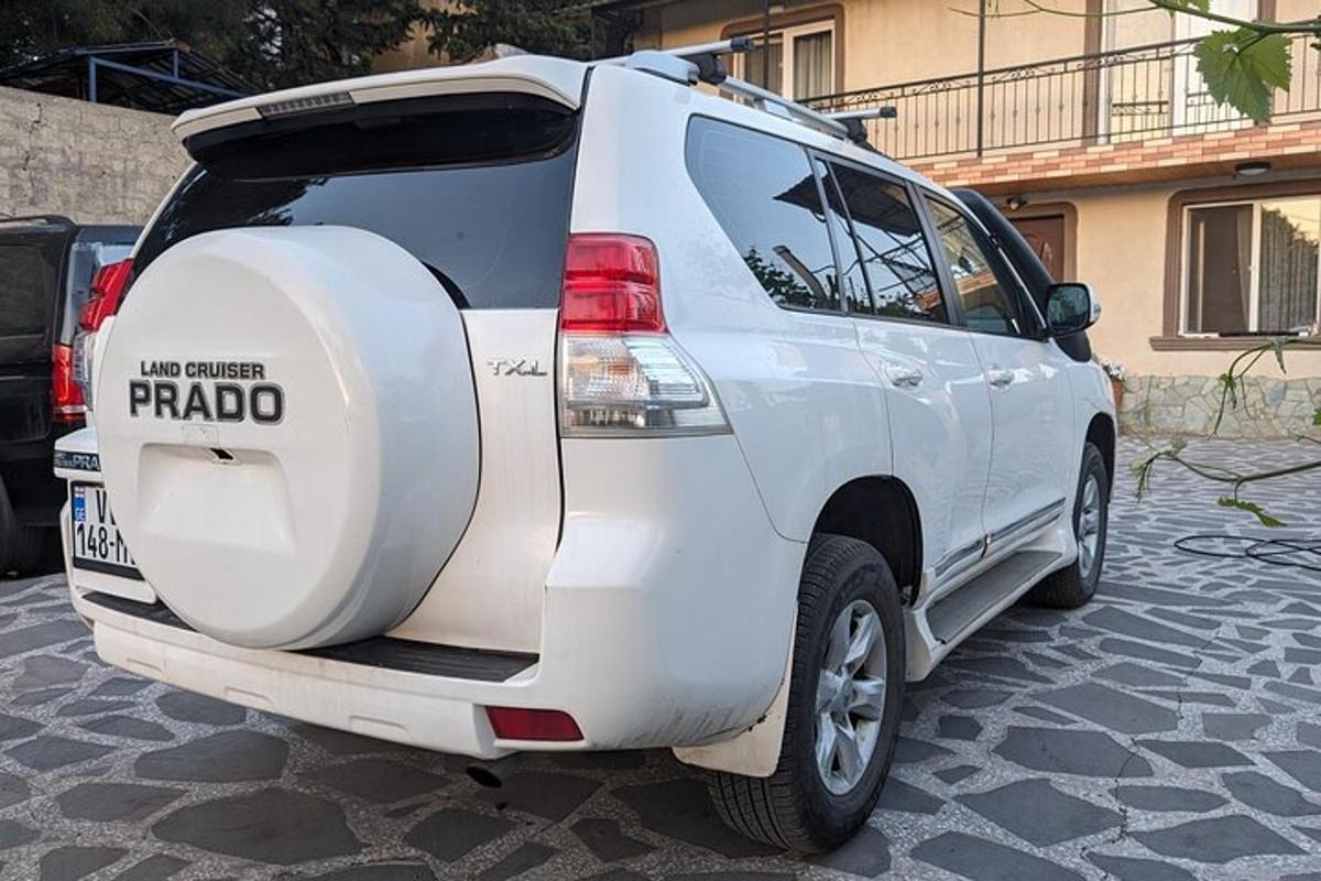 Ένα άσπρο SUV με την πόρτα του ανοιχτή σε έναν δρόμο