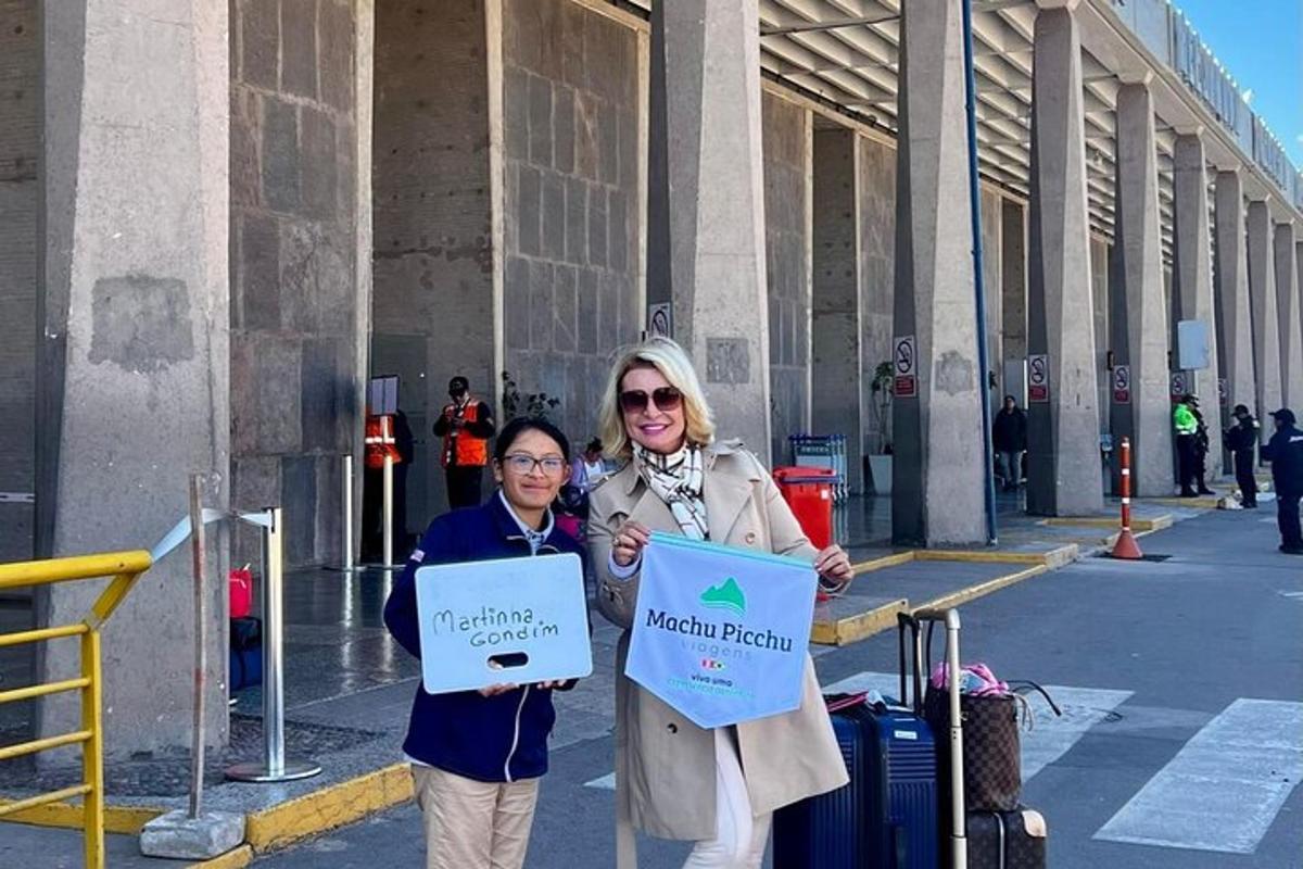 duas mulheres segurando cartazes em frente a um prédio