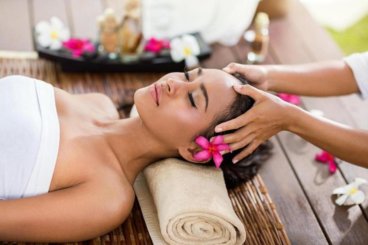 seorang wanita mencuci rambutnya di spa