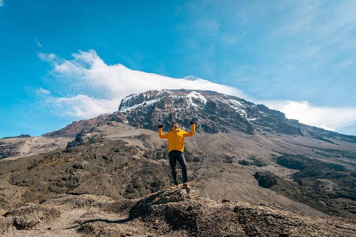 un uomo in piedi sulla cima di una montagna