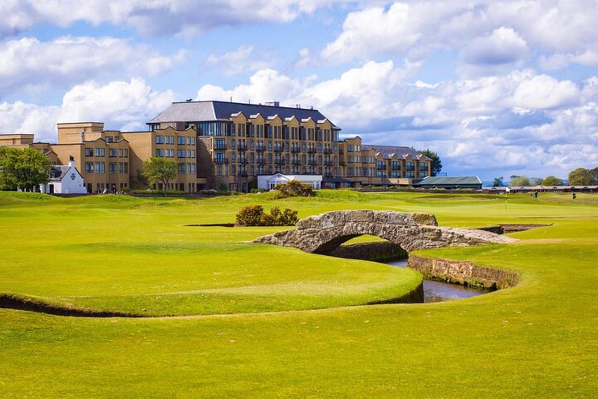 un edificio su un campo da golf con un ponte sopra un fiume