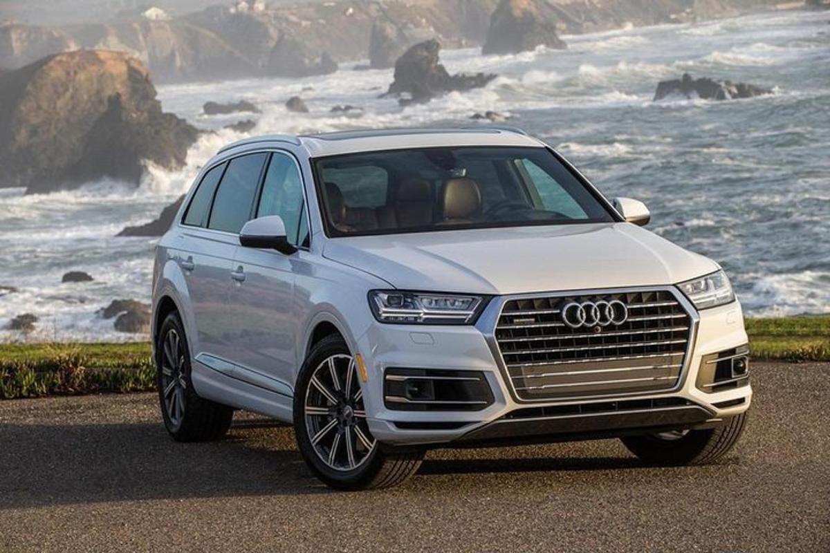 Hvítur Audi jeppabíll lagður við sjóinn