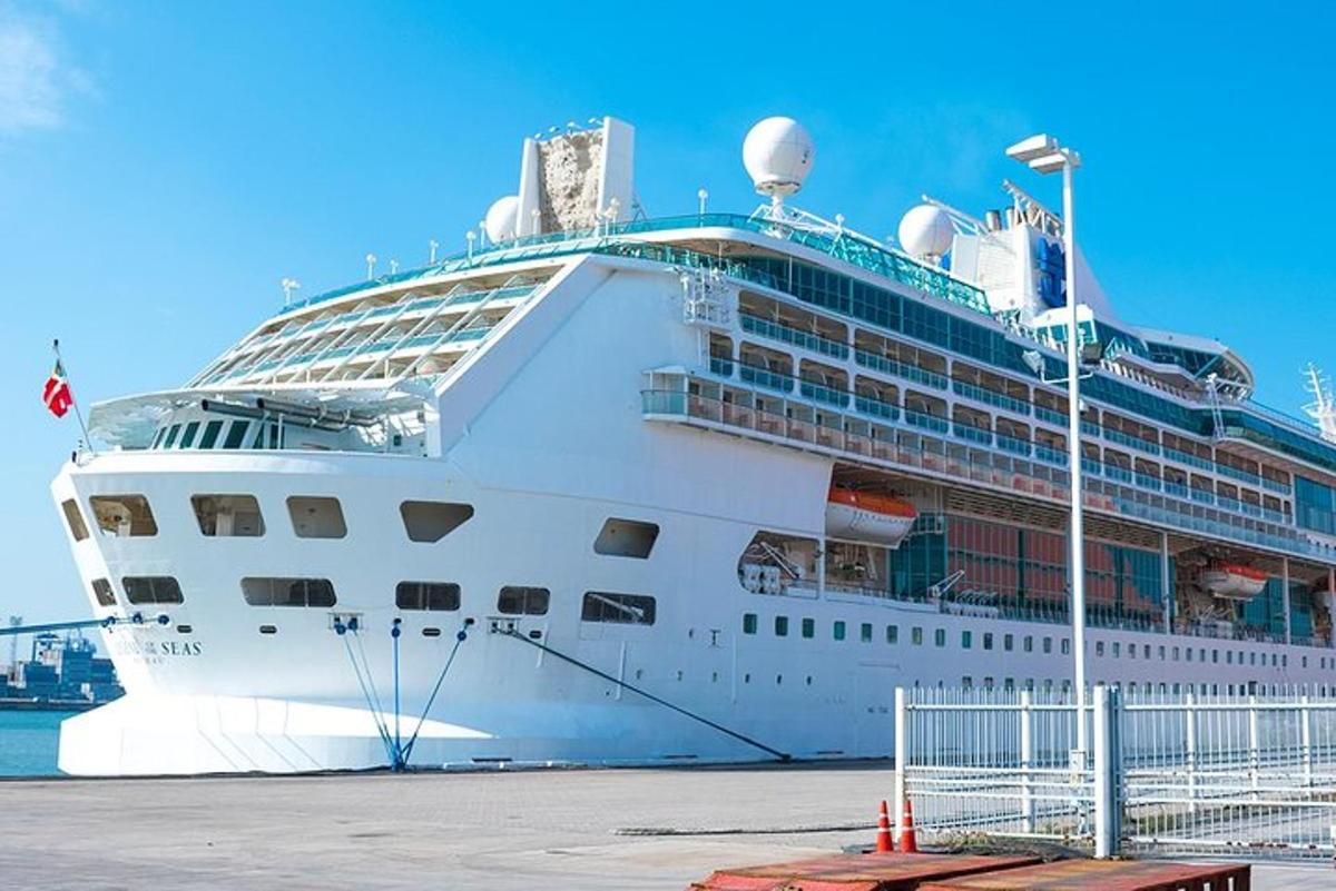 Un crucero está atracado en un muelle