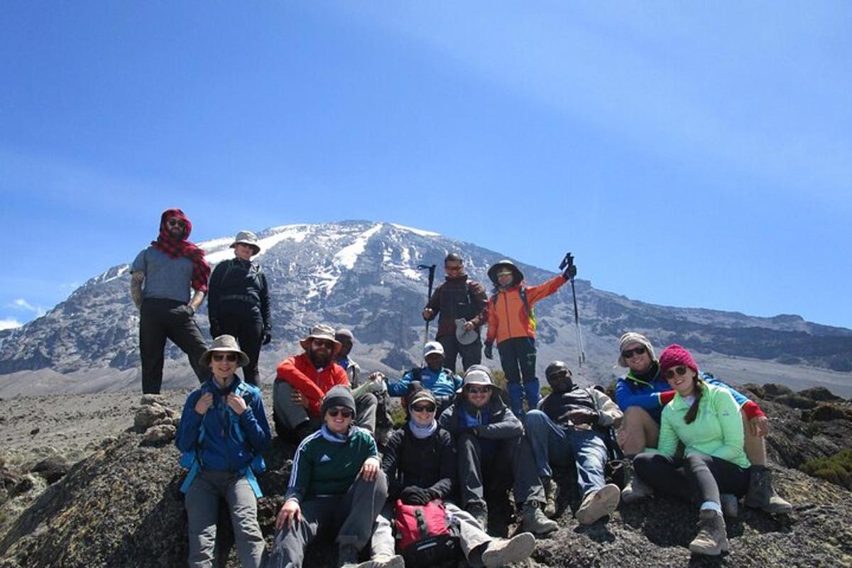 un gruppo di persone in posa per una foto su una montagna