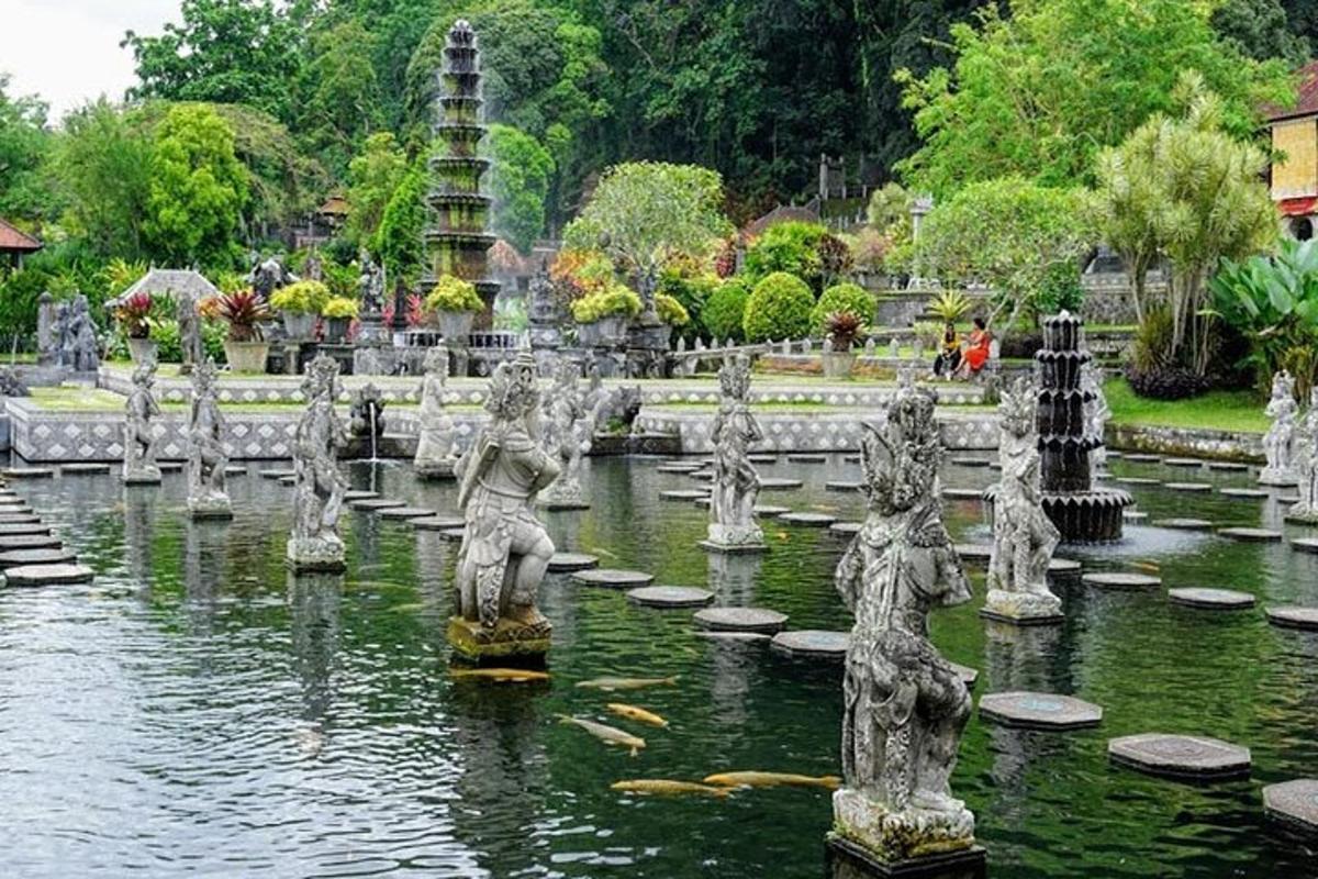 air pancut di taman dengan patung di dalam air