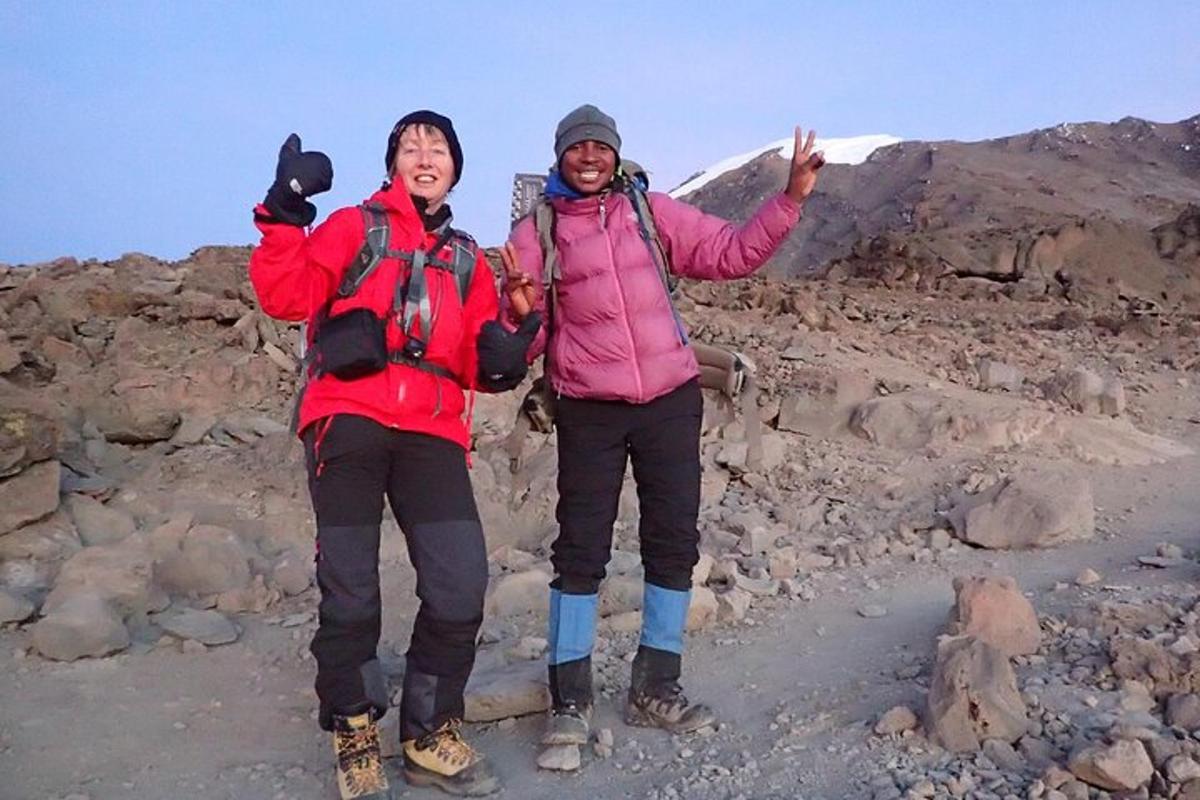 un uomo e una donna in piedi su una montagna