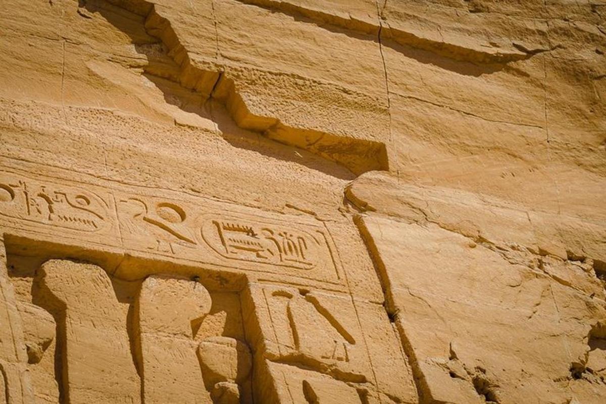 antica scrittura sul lato di una parete rocciosa