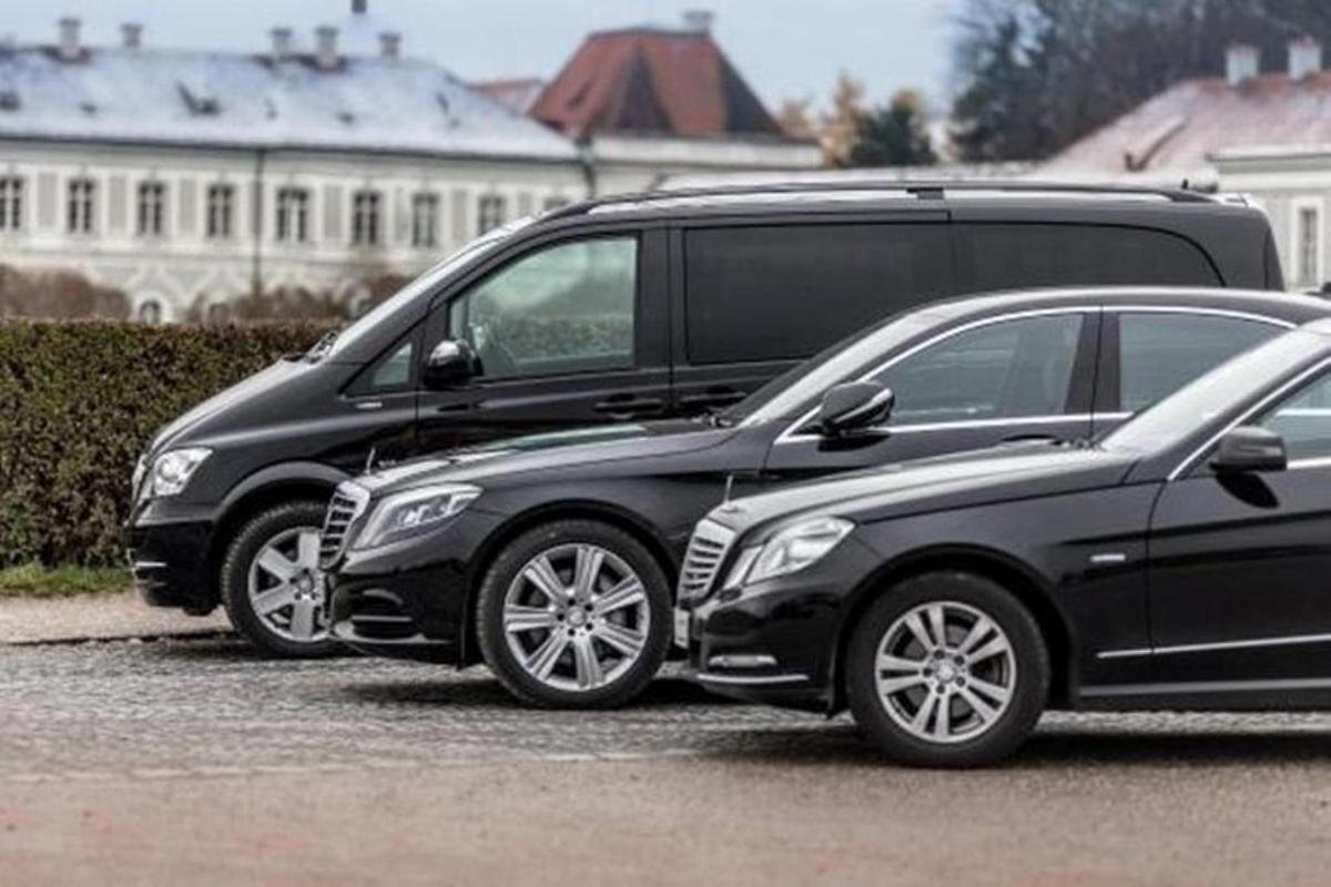 kaks musta autot pargitud teineteise kõrvale
