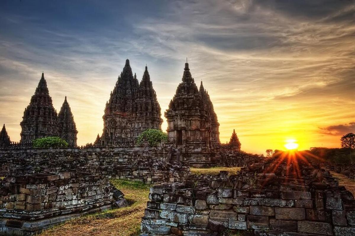 un gruppo di templi con il tramonto sullo sfondo
