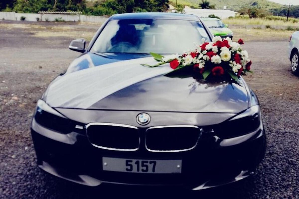 bmw auto, mille kapotil on lillekompositsioon