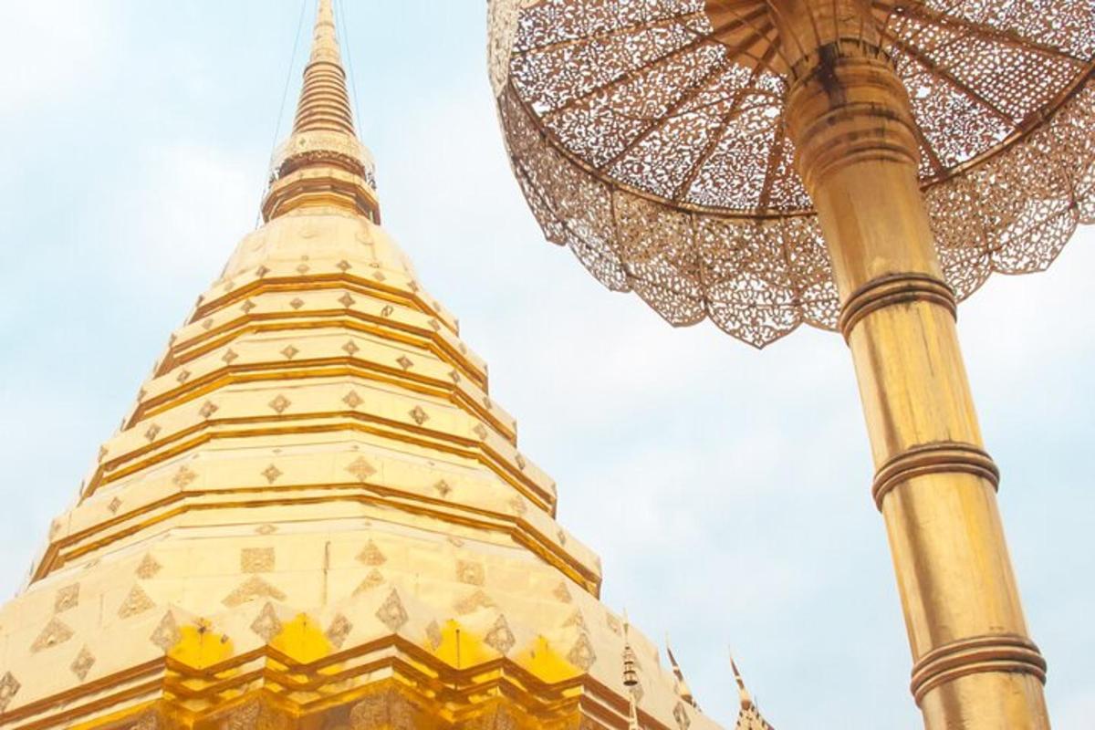 pagoda su skėčiu ant jos viršaus