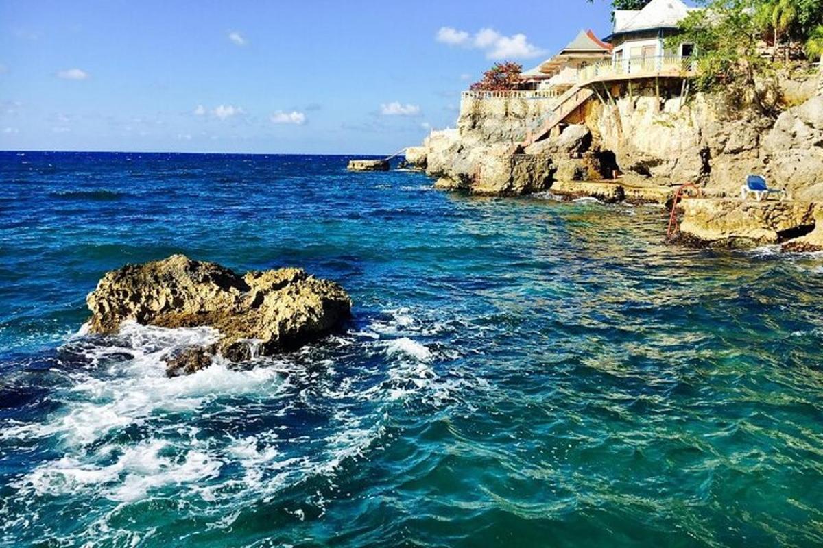 ένας βράχος στο νερό δίπλα σε μια βραχώδη ακτή