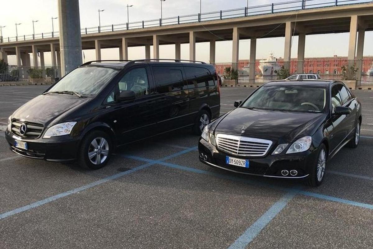 dvě auta zaparkovaná vedle sebe na parkovišti
