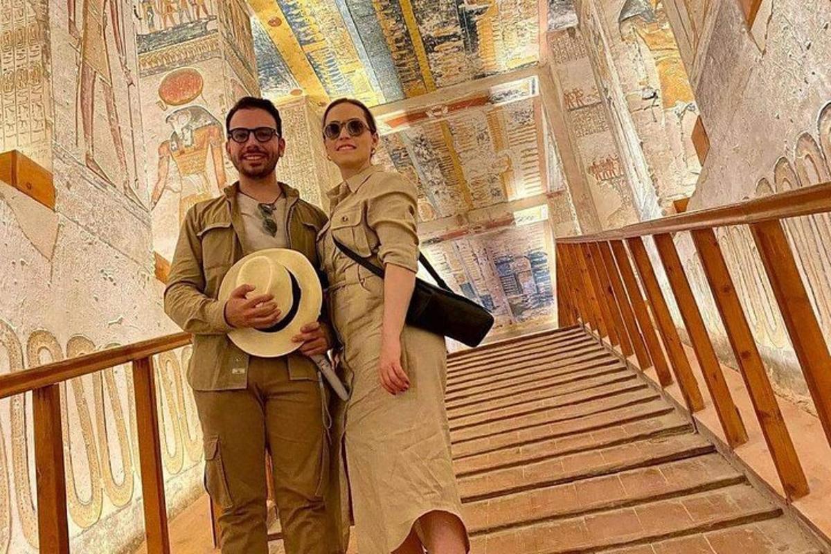 un uomo e una donna in piedi davanti a un muro