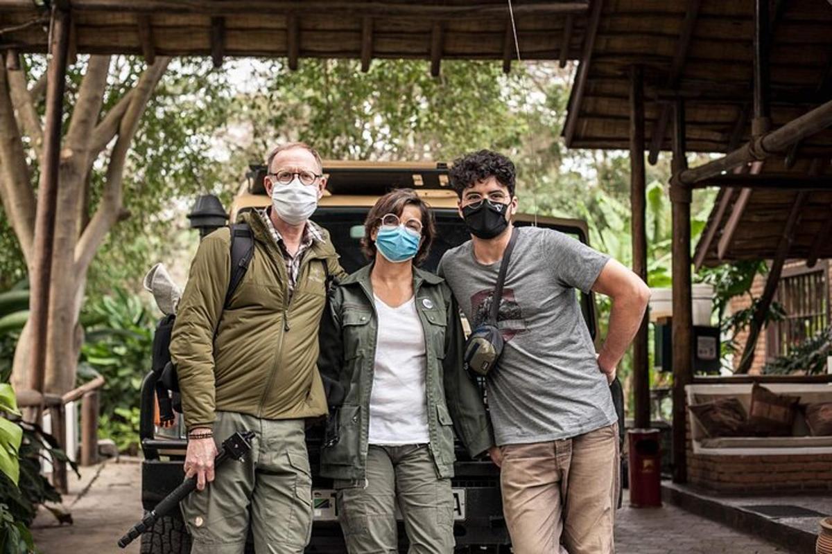 en gruppe på tre personer med ansigtsmasker